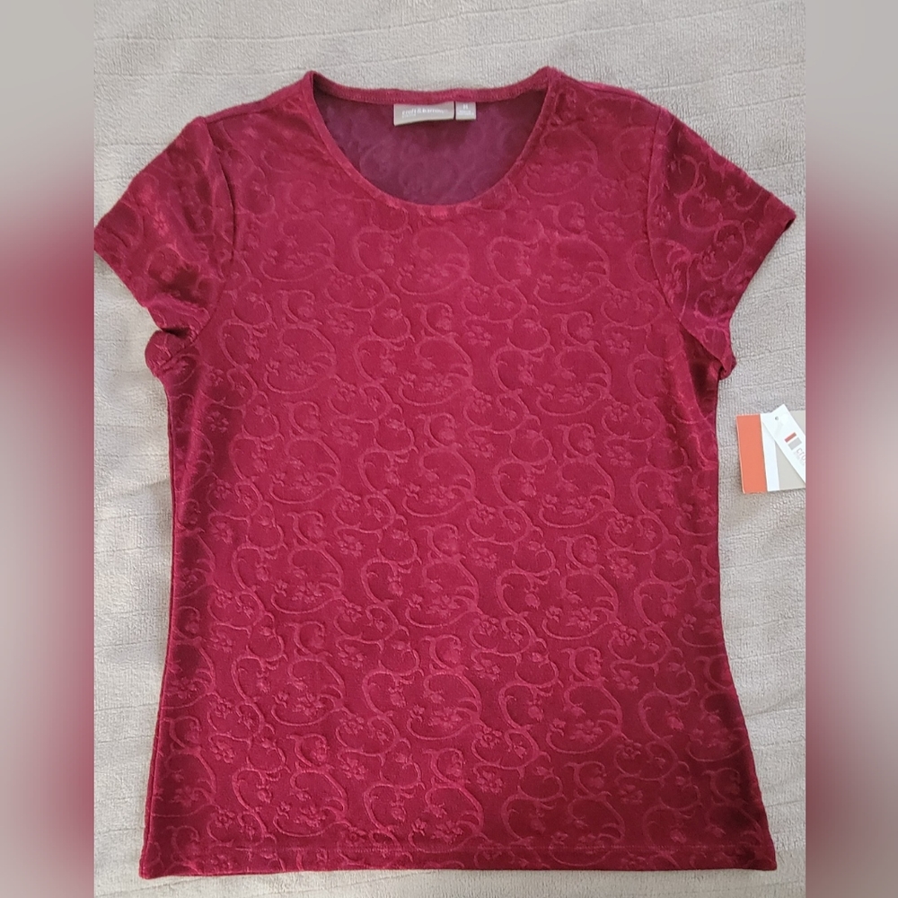 Pretty short sleeved red top with raised lacy pattern, NWT, size medi…